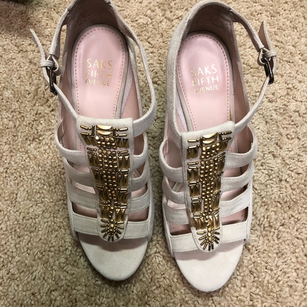 Saks Fifth Ave cream and gold heel - sz 8.5